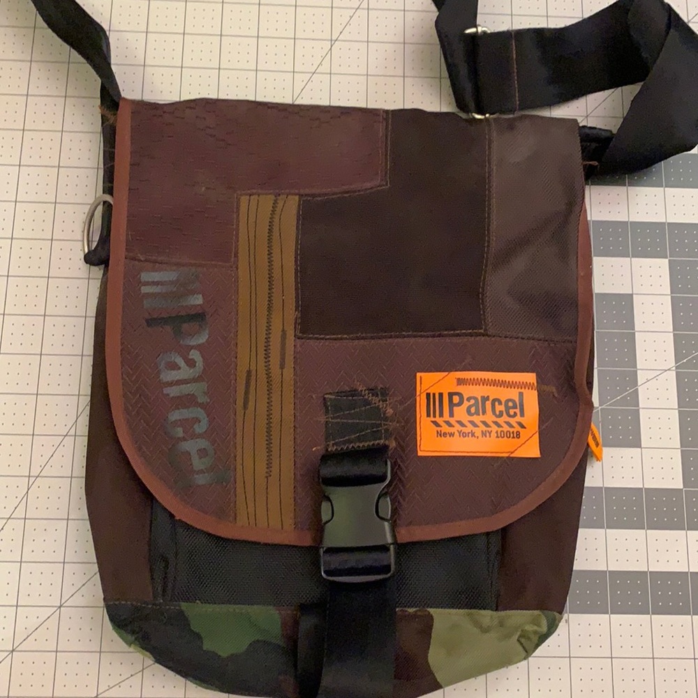 Parcel brand messenger bag, gently used